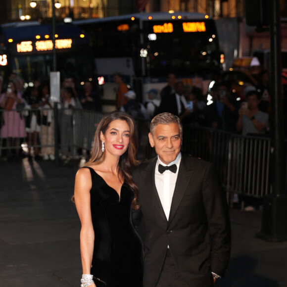 Avec quelques différences toute de même comme la longue des manches.
Amal et George Clooney à New York le 26 septembre 2024. Photo: Giada Papini Rampelotto/EuropaNewswire.