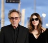 Nous avons aussi pu remarquer des différences notables au niveau des accessoires.
Monica Bellucci et Tim Burton à San Sebastian le 26 septembre 2024.