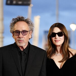 Nous avons aussi pu remarquer des différences notables au niveau des accessoires.
Monica Bellucci et Tim Burton à San Sebastian le 26 septembre 2024.