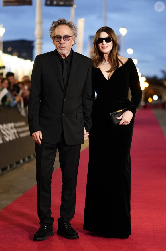 Nous avons aussi pu remarquer des différences notables au niveau des accessoires.
Monica Bellucci et Tim Burton à San Sebastian le 26 septembre 2024.