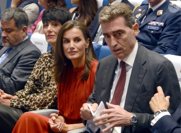 Parée d'une somptueuse robe rouge brique de la marque Ferragamo, Letizia d'Espagne a attiré tous les regards avec son sac à fleurs Furla. 
La reine Letizia d'Espagne participe à la "Rencontre annuelle de la Journée mondiale de recherche sur le cancer" à Milan, le 26 septembre 2024. © Zuma Press / Bestimage 