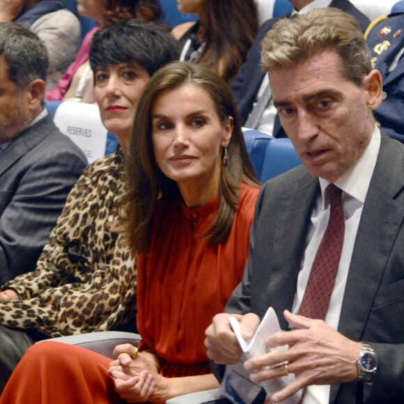 Parée d'une somptueuse robe rouge brique de la marque Ferragamo, Letizia d'Espagne a attiré tous les regards avec son sac à fleurs Furla. 
La reine Letizia d'Espagne participe à la "Rencontre annuelle de la Journée mondiale de recherche sur le cancer" à Milan, le 26 septembre 2024. © Zuma Press / Bestimage 