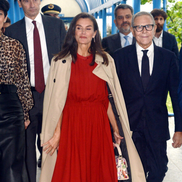 La reine Letizia d'Espagne arrive à la réunion annuelle de la Journée mondiale de la recherche sur le cancer à Milan, en Italie, le 26 septembre 2024.