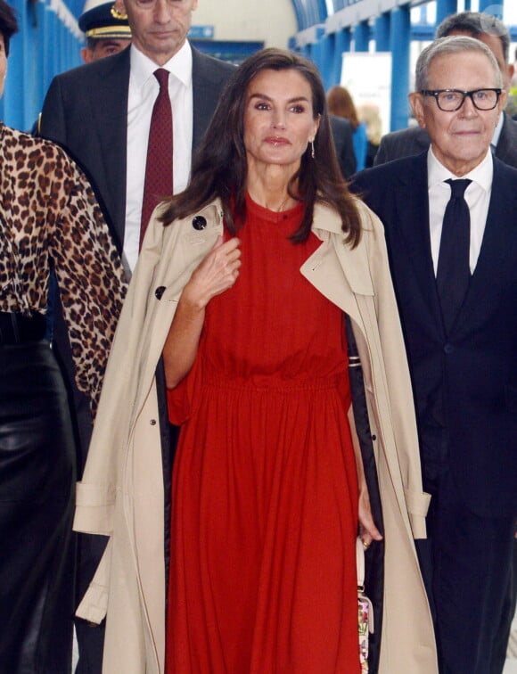 L'automne ayant pointé le bout de son nez, la reine Letizia, a également craqué pour une pièce automnale et intemporelle : un très chic trench beige Carolina Herrera !
La reine Letizia d'Espagne arrive à la réunion annuelle de la Journée mondiale de la recherche sur le cancer à Milan, en Italie, le 26 septembre 2024.