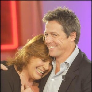 Michèle Bernier et Hugh Grant terriblement complices à l'enregistrement de "Vivement Dimanche" (13 janvier 2010)