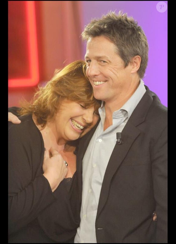 Michèle Bernier et Hugh Grant terriblement complices à l'enregistrement de "Vivement Dimanche" (13 janvier 2010)