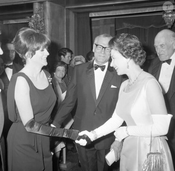 L'actrice avait rencontré la reine Elizabeth II à plusieurs reprises 
Maggie Smith et Elizabeth II en 1966. Photo credit should read: PA/PA Wire