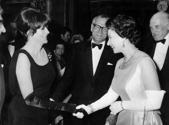 ... Et cela tout au long de sa carrière, jusqu'en 2014...
Maggie Smith et Elizabeth II en 1966. Photo credit should read: PA/PA Wire