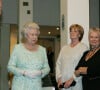 Une carrière qui lui a permis de croiser la route de la femme la plus célèbre du monde...
056357 08/11/04 La reine Elizabeth II, Maggie Smith, Judi Dench.