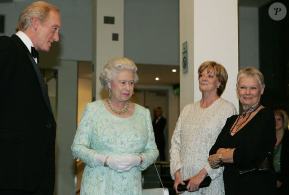 Une carrière qui lui a permis de croiser la route de la femme la plus célèbre du monde...
056357 08/11/04 La reine Elizabeth II, Maggie Smith, Judi Dench.