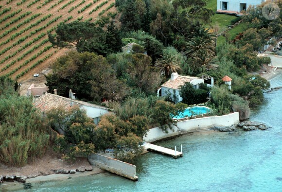 Archives - Vue aérienne de la maison de Brigitte Bardot, La Madrague, à Saint-Tropez. Le 15 juillet 2001 