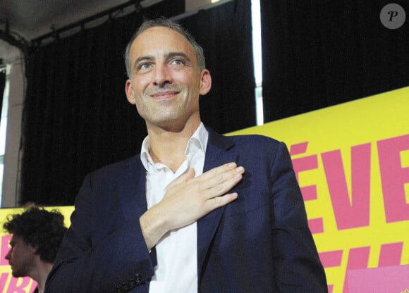 Raphaël Glucksmann lors de sa déclaration à l'issue des résultats du vote aux élections européennes à La Bellevilloise à Paris. Le 9 juin 2024 © Jonathan Rebboah / Panoramic / Bestimage