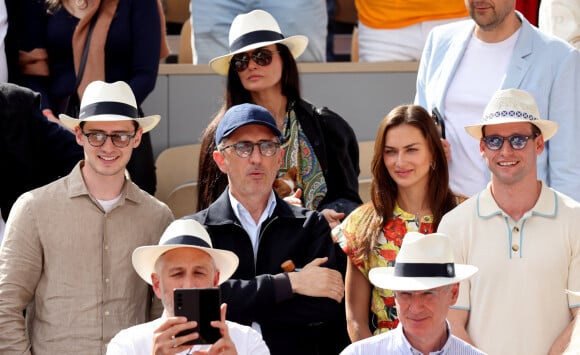 Sur Instagram, la jeune femme a dévoilé un cliché de famille où l'on aperçoit le fils de Gad Elmaleh et d'Anne Brochet tenir tendrement la main de sa fille lors d'une balade en pleine nature.
Demi Moore, Gad Elmaleh et son fils Noé Elmaleh dans les tribunes lors des Internationaux de France de Tennis de Roland Garros 2022. Paris, le 5 juin 2022. © Dominique Jacovides/Bestimage 