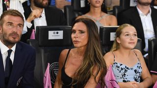 Victoria Beckham à Paris : Sa fille Harper sublime aux côtés de son frère Cruz et sa compagne, sosie parfait de leur mère !