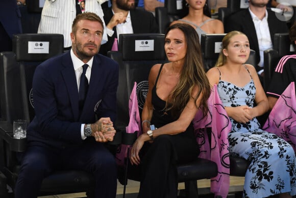 Sur Instagram, la jeune femme a d'ailleurs indiqué que la robe qu'elle portait ce 27 septembre était l'une des créations de sa belle-mère Victoria.
Archives : David, Harper et Victoria Beckham