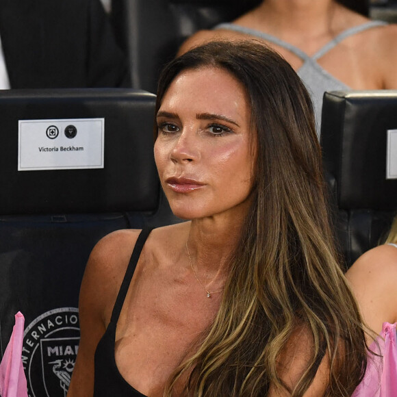 Sur Instagram, la jeune femme a d'ailleurs indiqué que la robe qu'elle portait ce 27 septembre était l'une des créations de sa belle-mère Victoria.
Archives : David, Harper et Victoria Beckham
