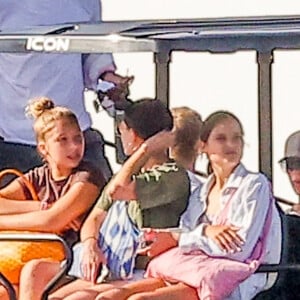 Exclusif - David Beckham, Victoria Beckham, Harper Beckham et son frère Cruz Beckham rejoignent leur yacht en voiturette de golf avec des amis à Miami, le 10 août 2023.