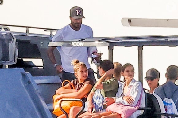 Exclusif - David Beckham, Victoria Beckham, Harper Beckham et son frère Cruz Beckham rejoignent leur yacht en voiturette de golf avec des amis à Miami, le 10 août 2023.