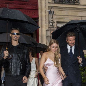 Et Harper s'est dévoilée plus belle que jamais.
David Beckham quitte l'hôtel La Réserve en famille pour assister au défilé de sa femme V.Beckham au château de Bagatelle lors de la Fashion Week de Paris (PFW), le 27 septembre 2024. Il est entouré de ses enfants, Romeo Beckham, Harper Seven, Cruz Beckham et sa compagne Jackie Apostel. © Goff / Bestimage 