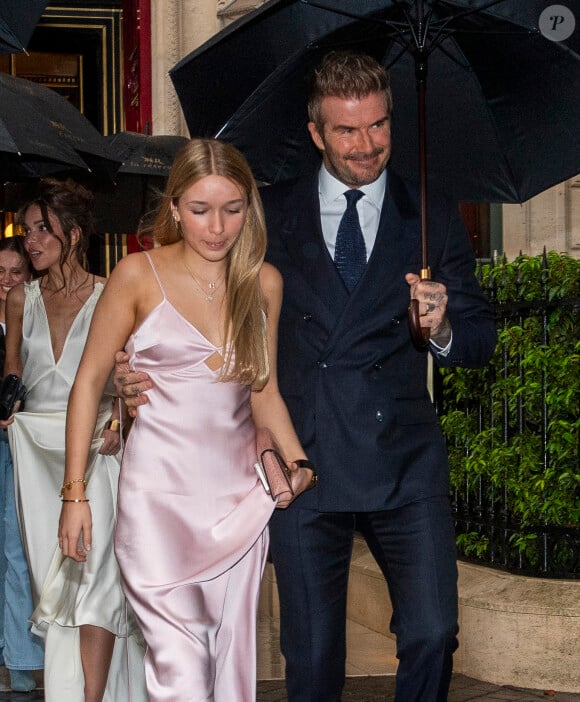 David Beckham quitte l'hôtel La Réserve en famille pour assister au défilé de sa femme V.Beckham au château de Bagatelle lors de la Fashion Week de Paris (PFW), le 27 septembre 2024. Il est entouré de ses enfants, Romeo Beckham, Harper Seven, Cruz Beckham et sa compagne Jackie Apostel. © Goff / Bestimage