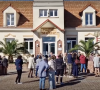 Le couple a attiré une foule de curieux devant la mairie...
© Courrier Picard