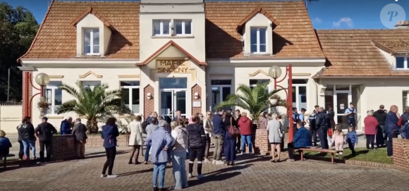 Le couple a attiré une foule de curieux devant la mairie...
© Courrier Picard