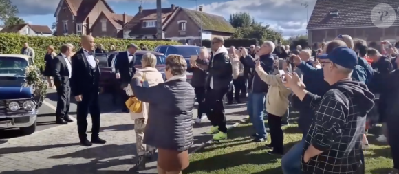 Le chanteur, toujours proche de ses fans, a pris le temps de saluer la foule et de poser pour des selfies.
© Courrier Picard