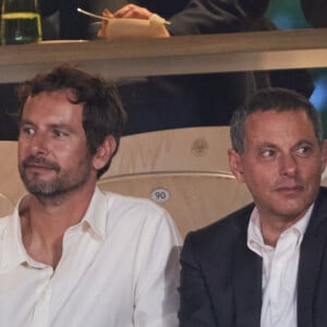 François Roelants et son mari Marc-Olivier Fogiel - Personnalités dans les tribunes lors des Internationaux de France de tennis de Roland Garros 2024 à Paris. Le 29 mai 2024 © Jacovides-Moreau / Bestimage