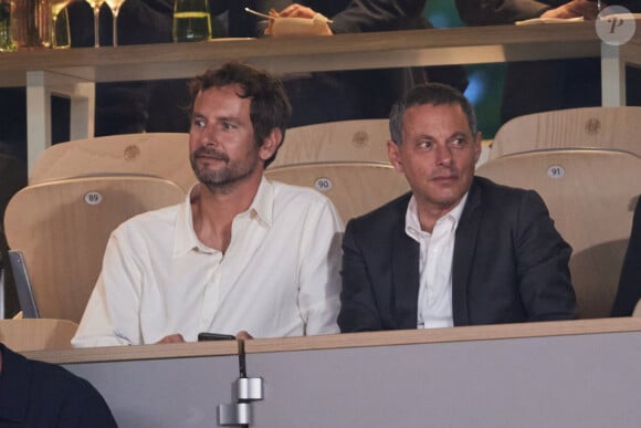 François Roelants et son mari Marc-Olivier Fogiel - Personnalités dans les tribunes lors des Internationaux de France de tennis de Roland Garros 2024 à Paris. Le 29 mai 2024 © Jacovides-Moreau / Bestimage