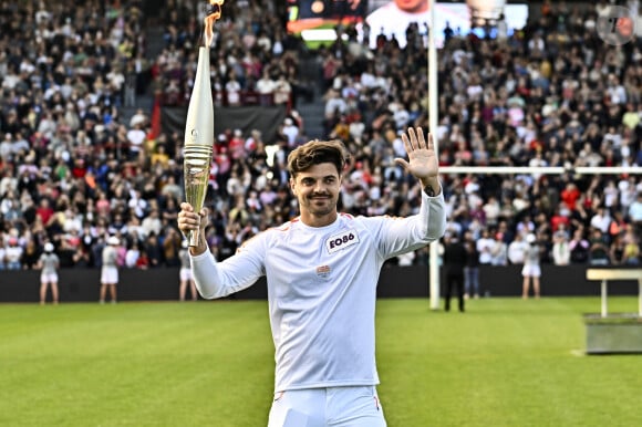 "Matchy matchy les jums", écrit Lisa Lopez, toute contente de voir cette belle association de vêtements entre les deux
 
Romain Ntamack avec la Flamme Olympique - La Flamme Olympique (JO 2024) arrive en Haute-Garonne et traverse la Ville de Toulouse et finit dans le stade d'Ernest-Wallon le 17 mai 2024. © Thierry Breton / Panoramic / Bestimage