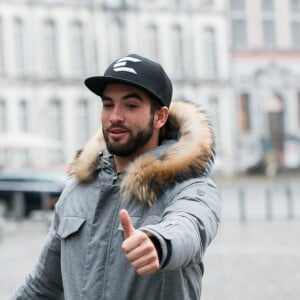 Kendji Girac en promotion à Mons. Entre deux rendez-vous radio et showcase privé, le chanteur en à profiter pour visiter la grand place et ses allentours. Belgique, Mons