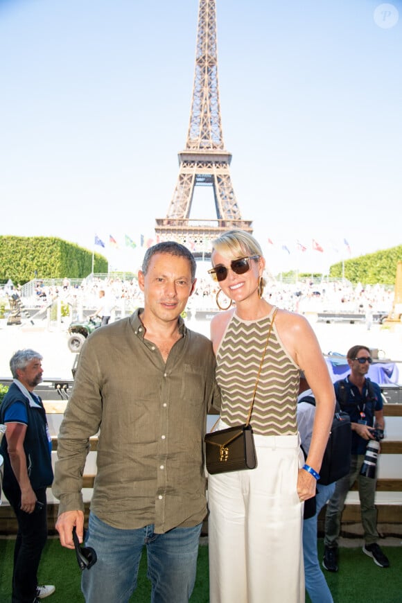 Exclusif - Marc Olivier Fogiel et Laeticia Hallyday dans l'Espace VIP lors de la 9ème édition du "Longines Paris Eiffel Jumping" au Champ de Mars à Paris, France, le 25 juin 2023. © Perusseau-Veeren/Bestimage 