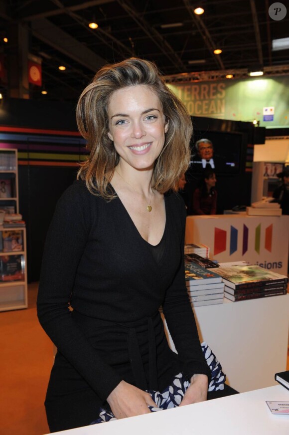 Julie Andrieu au Salon du Livre de Paris, le 26 mars 2010