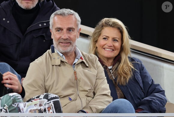 En effet, la compagne de Yann Delaigue, ancien joueur de rugby, a souhaité faire don de ses cheveux pour "Octobre rose". 
Yann Delaigue et sa compagne Astrid Bard dans les tribunes des Internationaux de France de tennis de Roland Garros 2024 à Paris, France, le 28 mai 2024. © Jacovides-Moreau/Bestimage 