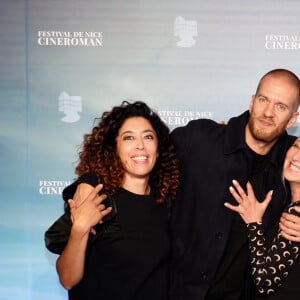 tandis qu'Audrey Lamy dévoile "En Tongs au pied de l'Himalaya"
Naidra Ayadi, John Wax, Audrey Lamy pour le film En Tongs au pied de l'Himalaya - 6ème édition du festival Cinéroman à Nice le 1er octobre 2024. © Dominique Jacovides - Bruno Bebert / Bestimage