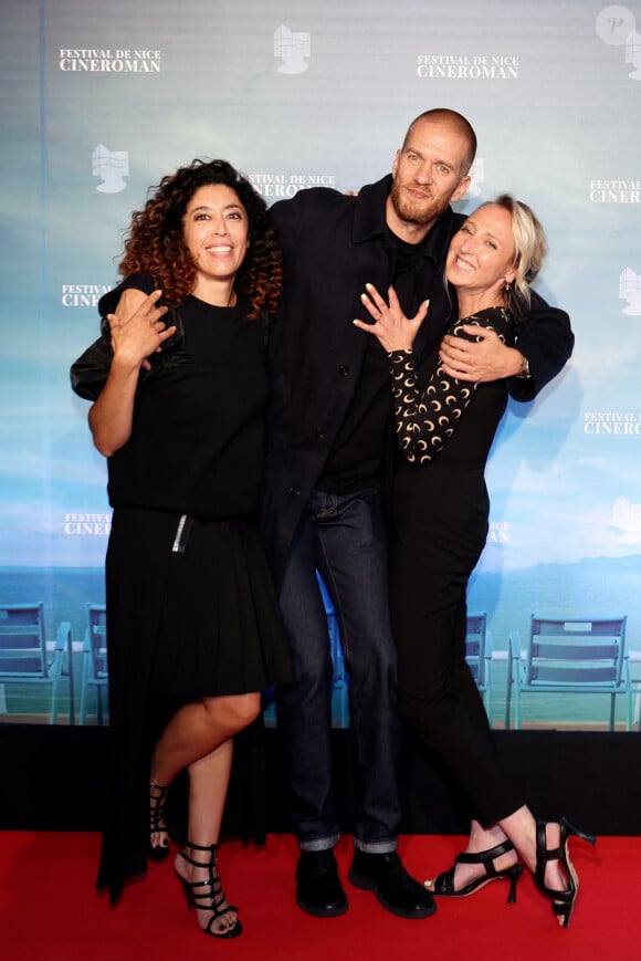 tandis qu'Audrey Lamy dévoile "En Tongs au pied de l'Himalaya"
Naidra Ayadi, John Wax, Audrey Lamy pour le film En Tongs au pied de l'Himalaya - 6ème édition du festival Cinéroman à Nice le 1er octobre 2024. © Dominique Jacovides - Bruno Bebert / Bestimage