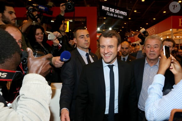 Antoine Gallimard - Emmanuel Macron, candidat à l'élection présidentielle pour son mouvement En Marche! visite le salon du livres à Paris le 24 mars 2017. © CVS / Bestimage  French presidential election candidate for the En-Marche movement Emmanuel Macron (C) reacts on March 24, 2017 during his visit at the "Salon du Livre" International Book Fair, held at the Porte de Versailles exhibition centre in Paris. 