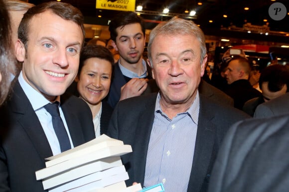 Antoine Gallimard - Emmanuel Macron, candidat à l'élection présidentielle pour son mouvement En Marche! visite le salon du livres à Paris le 24 mars 2017. © CVS / Bestimage  French presidential election candidate for the En-Marche movement Emmanuel Macron (C) reacts on March 24, 2017 during his visit at the "Salon du Livre" International Book Fair, held at the Porte de Versailles exhibition centre in Paris. 