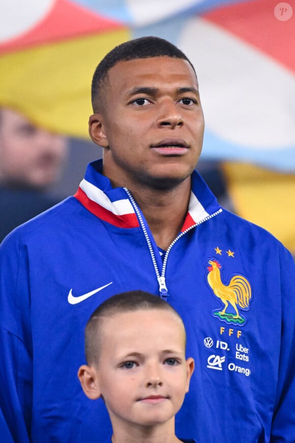 Il s'agit d'une entreprise allemande qui propose des TV, des projecteurs, des enceintes, des barres de son
 
Kylian Mbappé avec l'équipe de France. © Federico Pestellini/Panoramic/Bestimage