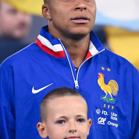 Il s'agit d'une entreprise allemande qui propose des TV, des projecteurs, des enceintes, des barres de son
 
Kylian Mbappé avec l'équipe de France. © Federico Pestellini/Panoramic/Bestimage