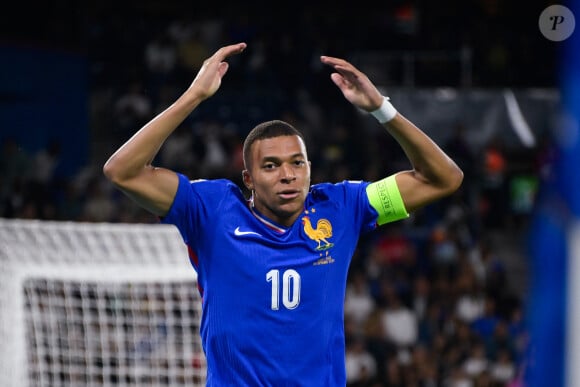 "Plusieurs coéquipiers de Mbappé au sein de l'équipe nationale française ont également approuvé le produit sur les médias sociaux", a-t-il ajouté 
 
Kylian Mbappé avec l'équipe de France. © Federico Pestellini/Panoramic/Bestimage