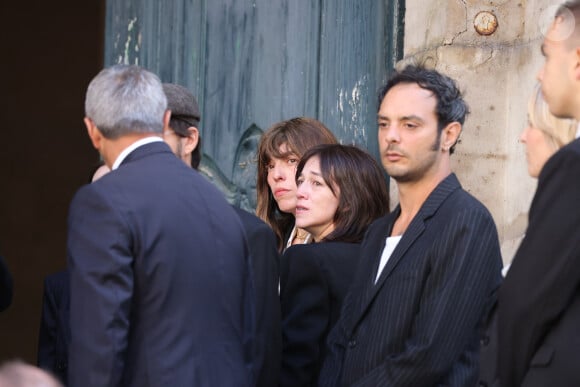 Lou Doillon, Charlotte Gainsbourg, Roman de Kermadec (fils de Kate Barry) - Arrivées des célébrités aux obsèques de Jane Birkin en l'église Saint-Roch à Paris. Le 24 juillet 2023 © Jacovides-KD Niko / Bestimage 