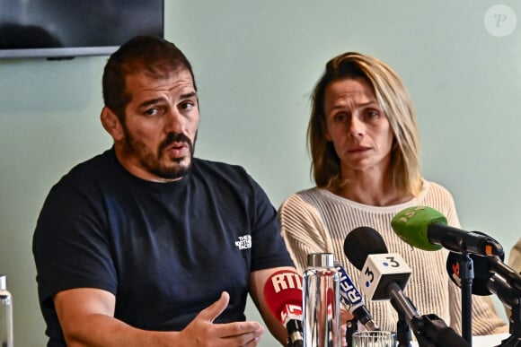 Oscar Boutez est joueur à La Rochelle et un "élève brillant de terminale, décidé à intégrer une école d'ingénieurs", comme l'indique Le Parisien

Djalil Narjissi et sa femme Valérie - Conférence de presse de la famille de Djalil Narjissi à Agen, le 27 août 2024, après la disparition de M.Narjissi sur la plage de Diaz Beach en Afrique du Sud, le 7 août 2024. Djalil Narjissi, entouré de sa femme Valérie et de sa fille Inès, le rugbyman s'est exprimé sur ce drame familial, aux côtés de son avocat, maître E.Martial. © Thierry Breton / Panoramic / Bestimage