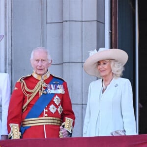 Le prince William, prince de Galles, Catherine (Kate) Middleton, princesse de Galles, le prince George de Galles, le prince Louis de Galles, la princesse Charlotte de Galles, le roi Charles III d'Angleterre, Camilla Parker Bowles, reine consort d'Angleterre, Sophie Rhys-Jones, duchesse d'Edimbourg, le prince Edward, duc d'Edimbourg et Louise Mountbatten-Windsor (Lady Louise Windsor) - Les membres de la famille royale britannique au balcon du Palais de Buckingham lors de la parade militaire "Trooping the Colour" à Londres, Royaume Uni, le 15 juin 2024. © Backgrid UK/Bestimage 