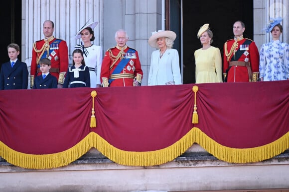 Le prince William, prince de Galles, Catherine (Kate) Middleton, princesse de Galles, le prince George de Galles, le prince Louis de Galles, la princesse Charlotte de Galles, le roi Charles III d'Angleterre, Camilla Parker Bowles, reine consort d'Angleterre, Sophie Rhys-Jones, duchesse d'Edimbourg, le prince Edward, duc d'Edimbourg et Louise Mountbatten-Windsor (Lady Louise Windsor) - Les membres de la famille royale britannique au balcon du Palais de Buckingham lors de la parade militaire "Trooping the Colour" à Londres, Royaume Uni, le 15 juin 2024. © Backgrid UK/Bestimage 