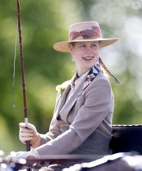 Il faut dire qu'elle fut la première petite-fille de la reine et qu'elle a rencontré des soucis de santé dès sa naissance
Lady Louise (Louise Mountbatten-Windsor) lors du Windsor Horse Show 2024. Le 5 mai 2024 