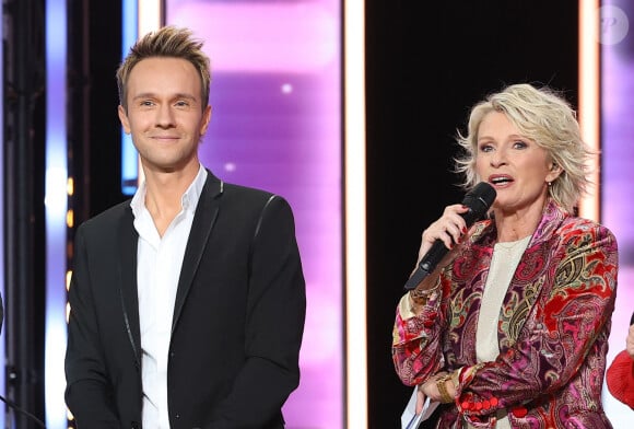 Cyril Féraud et Sophie Davant - Les personnalités se mobilisent lors de la 37ème édition du Téléthon sur le plateau de France 2, avec pour parrain Vianney. Le 8 décembre 2023. © Coadic Guirec / Bestimage