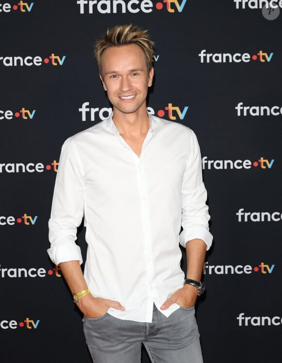 Ce qu'il désire par-dessus tout c'est profiter de son fils dans la ville où il habite.
Cyril Féraud au photocall pour la conférence de presse de rentrée de France TV à la Grande Halle de la Villette à Paris, France, le 11 juillet 2023. © Coadic Guirec/Bestimage