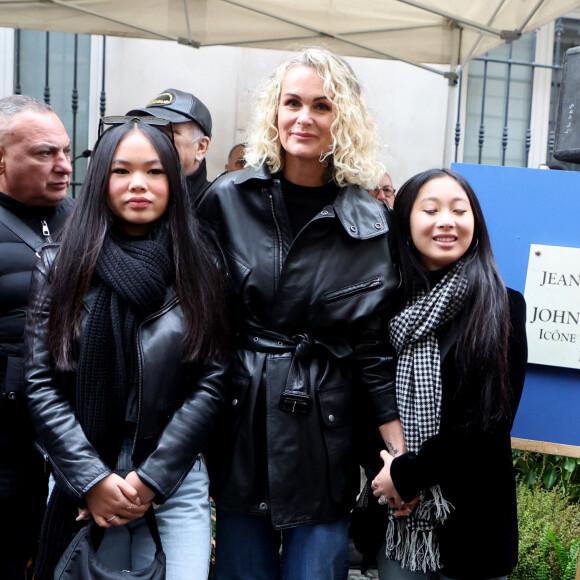 Pour la maman de Jade et Joy
Laeticia Hallyday, ses filles Joy et Jade lors de l'inauguration d'une plaque commémorative en hommage à Johnny Hallyday devant l'immeuble où le chanteur français a grandi dans le 9ème arrondissement de Paris, France, le 22 décembre 2023. © Dominique Jacovides/Bestimage