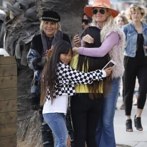 Laeticia Hallyday est allée déjeuner avec ses filles Jade et Joy, sa mère Françoise Thibault et la compagne de son frère, Maryline Issartier au restaurant Ivy à Santa Monica le 9 mars 2019.